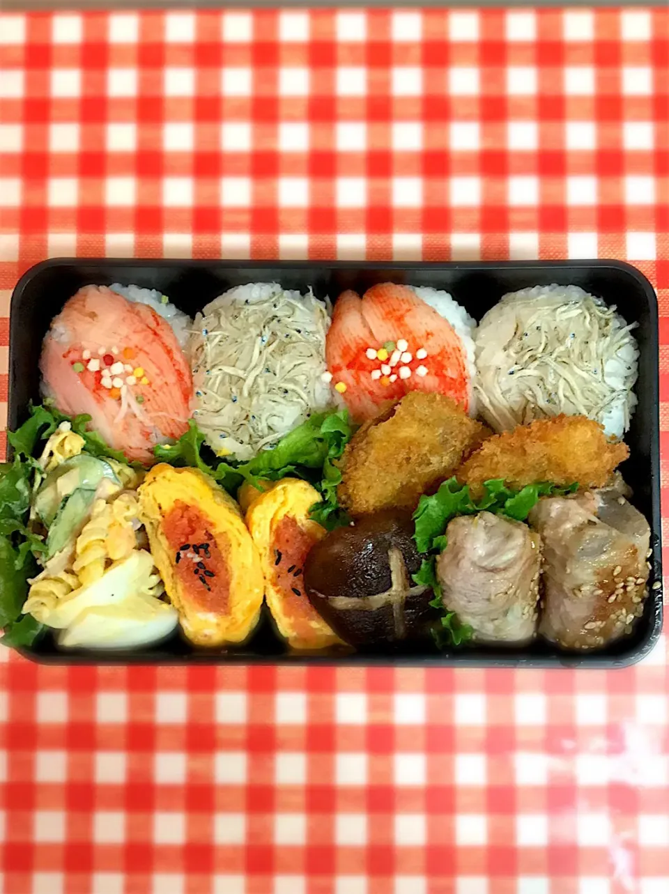 息子君弁当🎶
カニカマ、じゃこのまるおにぎり。
マカロニサラダ
たまごポケット（明太子）
焼きしいたけ
はんべフライ
コンニャクの肉巻き|BooBooさん