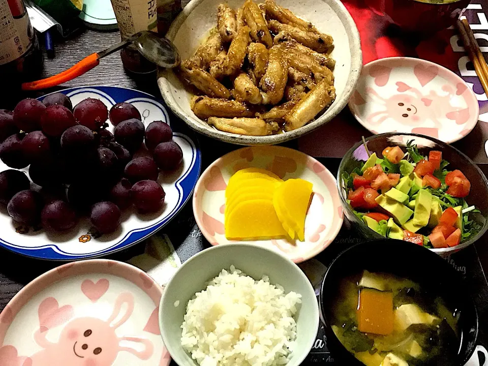 鶏手羽元甘辛煮、コブサラダ風の生野菜サラダ、味噌汁(玉ねぎ、かぼちゃ、ワカメ)、沢庵、ぶどうピオーネ(*^｡^*)|ライムさん