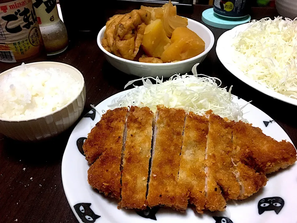 とんかつと煮物の茶色い晩ごはん|こんこんさん