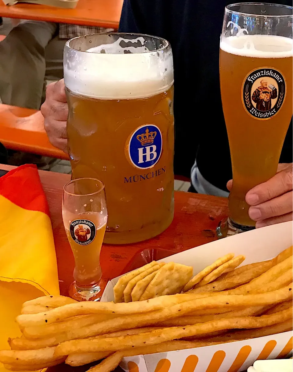 Snapdishの料理写真:YOKOHAMA赤レンガ倉庫でのイベント ドイツオクトーバフェスト🇩🇪ビール祭り🍺🍺🍺500mlのビールと１０００mlのビールでプロースト🍻|シュトママさん