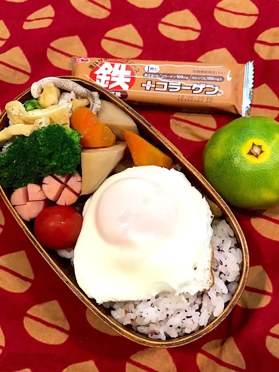 パパたろ弁当🍱

ゆかり混ぜ込みごはん
里芋と人参の煮物
いか 油揚げ ブロッコリーの塩炒め
ソーセージ
目玉焼き
ミニトマト

みかん|ひななぎさん