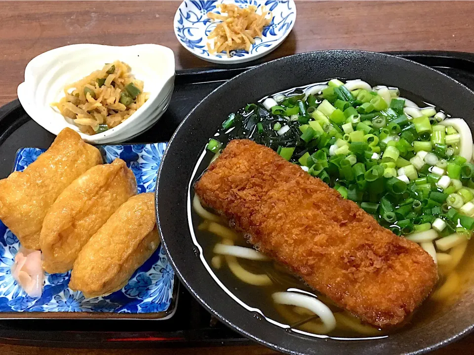 Snapdishの料理写真:単身赴任の晩ごはん🎑🌙
イカフライうどん ネギ多め
いなり寿司
切干大根とインゲン煮
もやしピリ辛ナムル|ぽんたさん