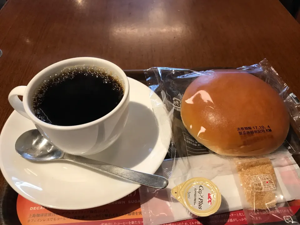 ブレンドコーヒーとクリームパン|手品先輩さん