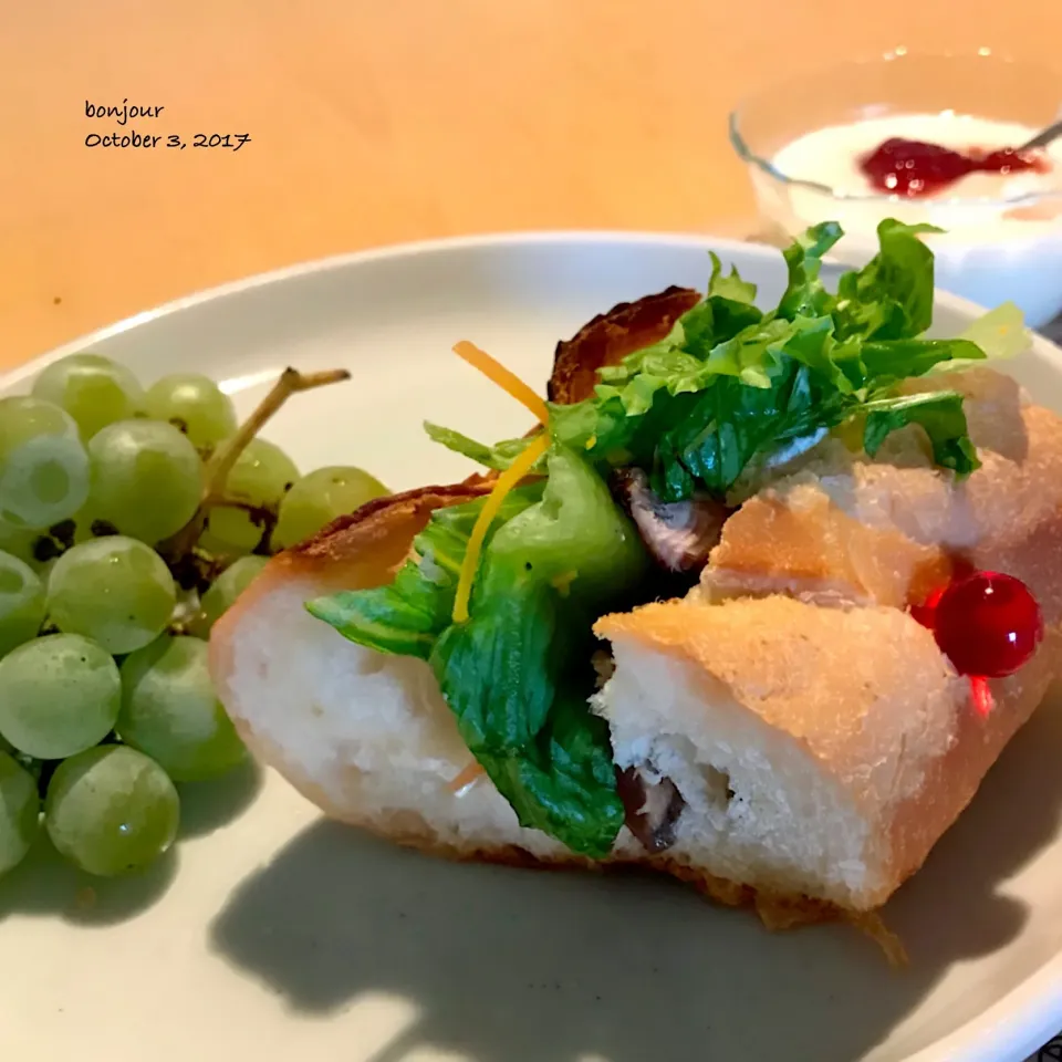 野菜と魚のサンドイッチ🐟
葡萄
カフェオレ
ヨーグルト|yasuko murakamiさん