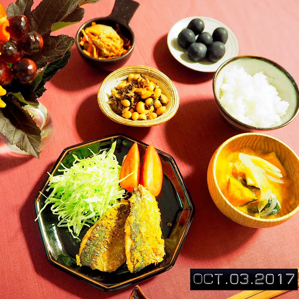 鯵のカレーパン粉焼き、金針菜と干し椎茸とにんじんのきんぴら、ツナとひじきと大豆のナムル、かぼちゃと玉ねぎと薄揚げの味噌汁|はらしおりさん