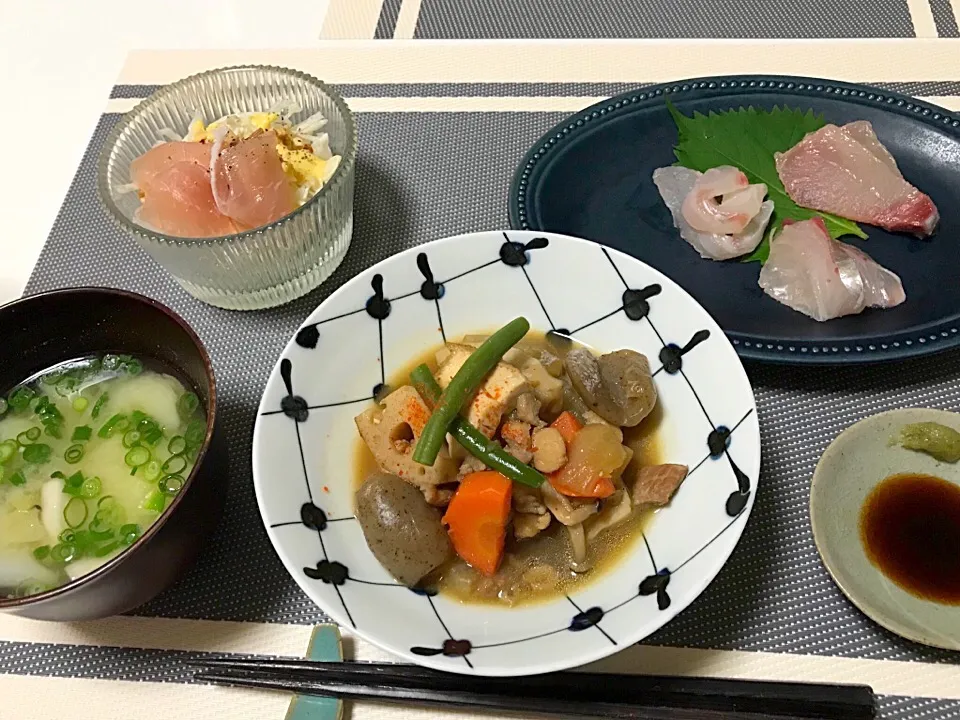 ばんごはん。筑前煮、お刺身盛り合わせ、味噌汁、千切りキャベツと生ハムのサラダ。|yukiさん