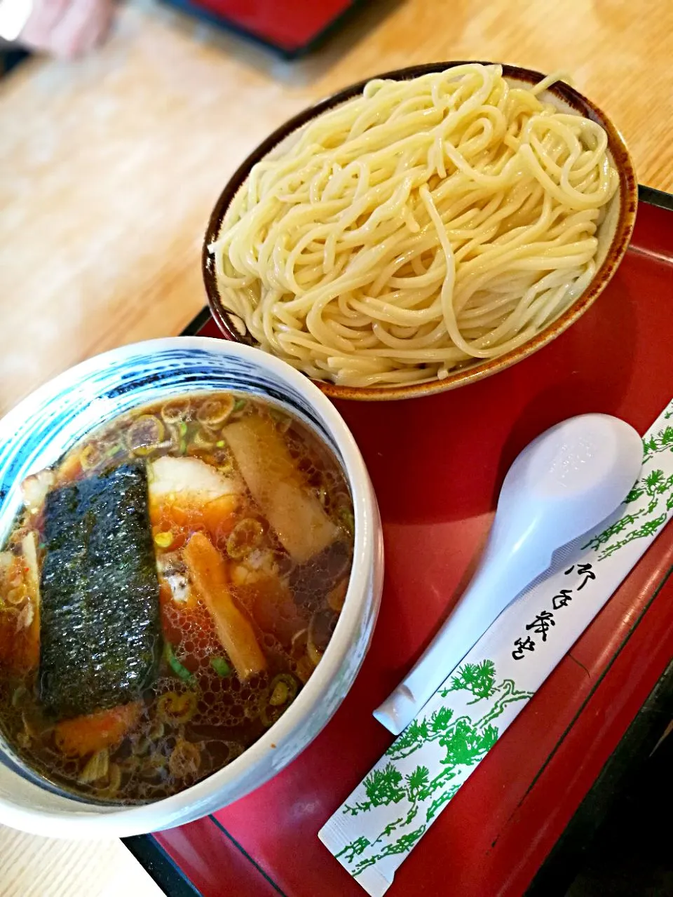 飴色のスープとたっぷりツルツル麺。山岸一雄さんのイズムを良く受け継いでいる。|とびさん