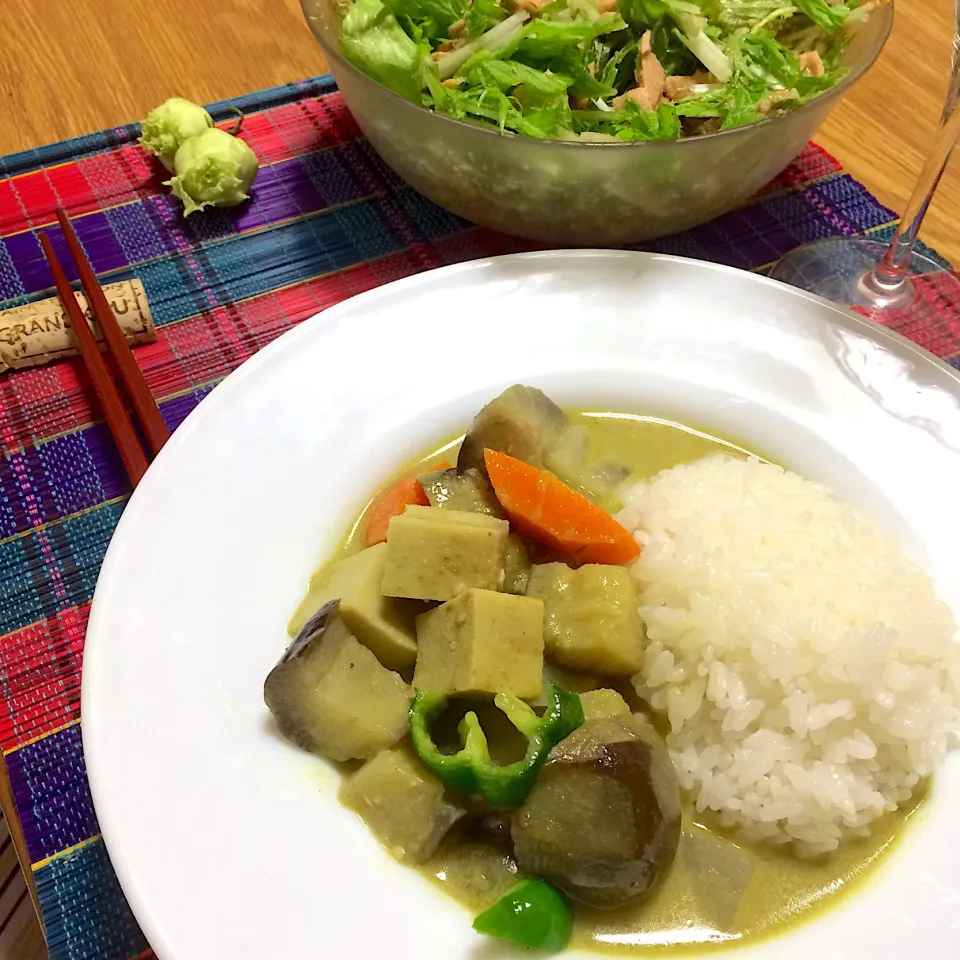 Snapdishの料理写真:2017/10/03 大根&茄子&高野豆腐のグリーンカレー、水菜とツナの昆布茶・ゴマあえサラダ|kykyさん