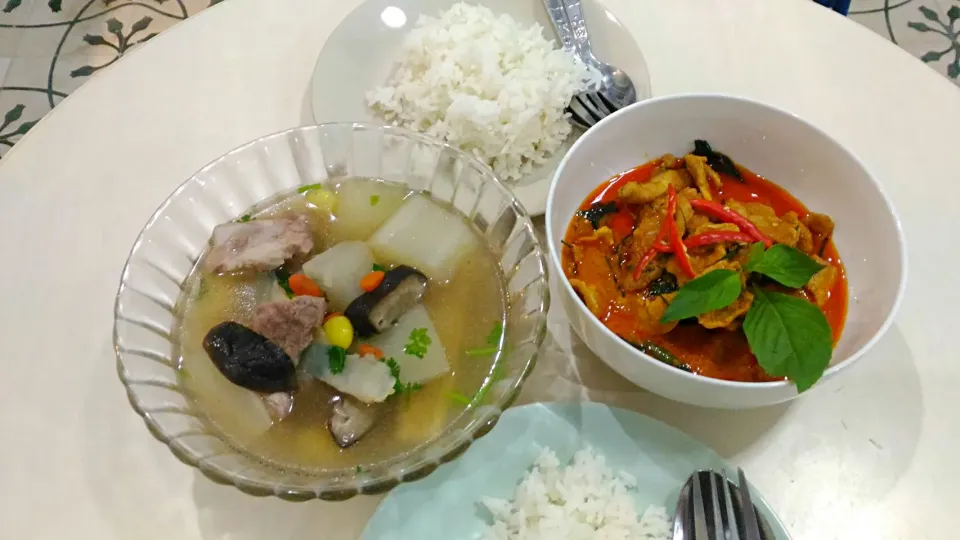 Dinner family set Thai red curry with radish soup.|Chonticha Wongsaさん