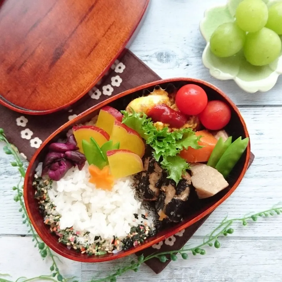 娘弁当☺️  根菜と鶏肉の煮物  そぼろチーズオムレツ  さんま生姜煮  さつまいものレモン煮  きぬさやと人参の煮物  しば漬け  ぶどう🍇|e  satoさん