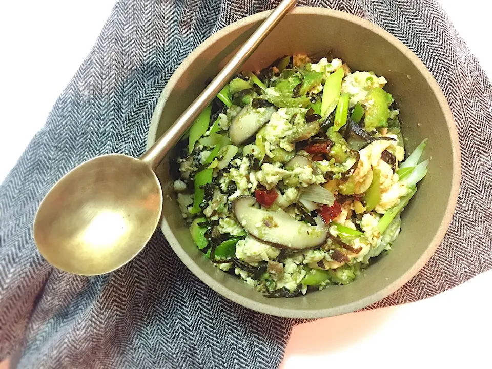 Snapdishの料理写真:やみつきになる✨アボカドと豆腐の塩昆布アンチョビ炒め 🥑|welcomeizumiさん