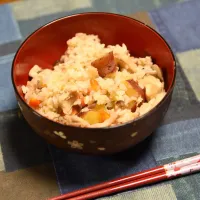 さつまいもが入った秋の味覚たっぷりの炊き込みご飯はいかがでしょうか？ 材料を入れてあとは炊飯器にお任せでお手軽に作っていただけます！|Emiさん