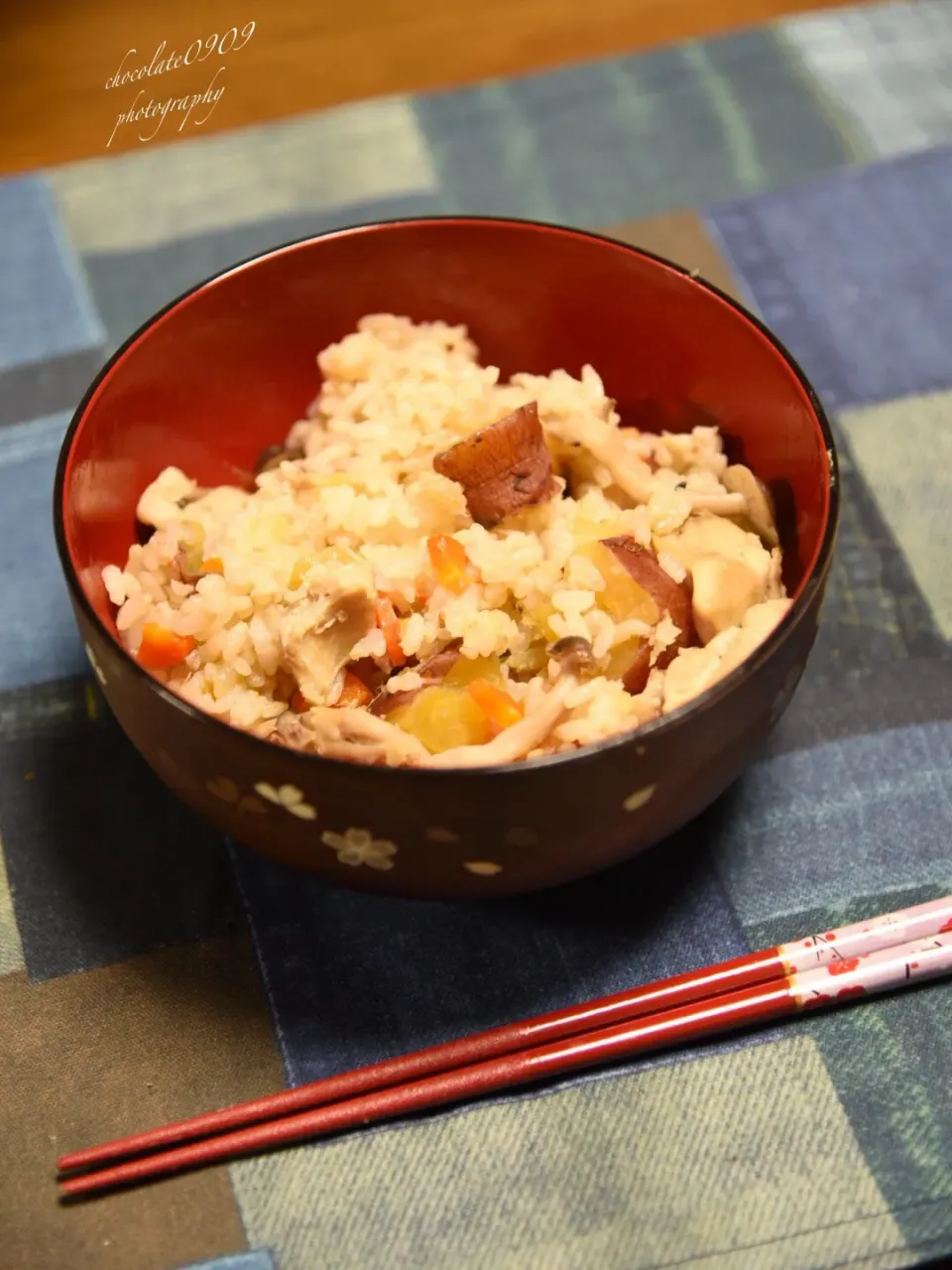 さつまいもが入った秋の味覚たっぷりの炊き込みご飯はいかがでしょうか？ 材料を入れてあとは炊飯器にお任せでお手軽に作っていただけます！|Emiさん