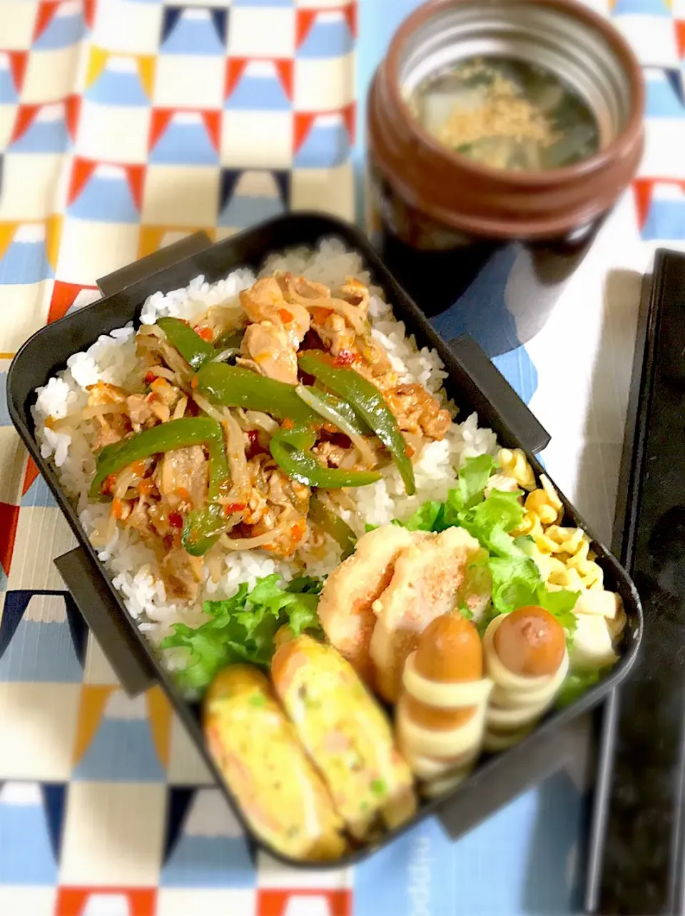 旦那ちゃん弁当🎶
肉もやしピリ辛炒め
カニカマネギ入り玉子焼き
れんこん明太
マカロニサラダ
チークルウイン
エビワンタンスープ|BooBooさん