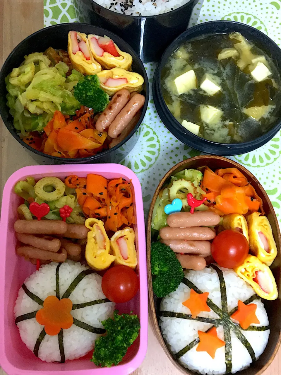 Snapdishの料理写真:夫☆息子☆娘お弁当
#キャベツと竹輪のカレー炒め
#人参しりしり 
#おにぎり|かねしろ食堂さん