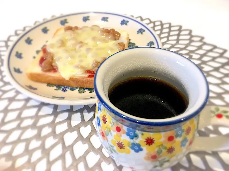 カゴメトマトケチャップさんの料理 納豆ピザトーストとコーヒーで朝ごはん|ゆきさん