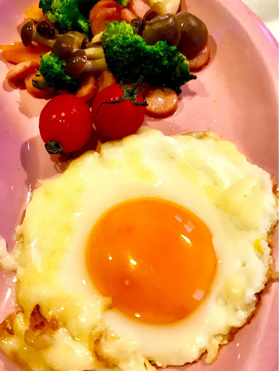 ガリバタ醤油ソテー🍄🥓🍅&
チーズをまとった卵🍳|みうのすけさん