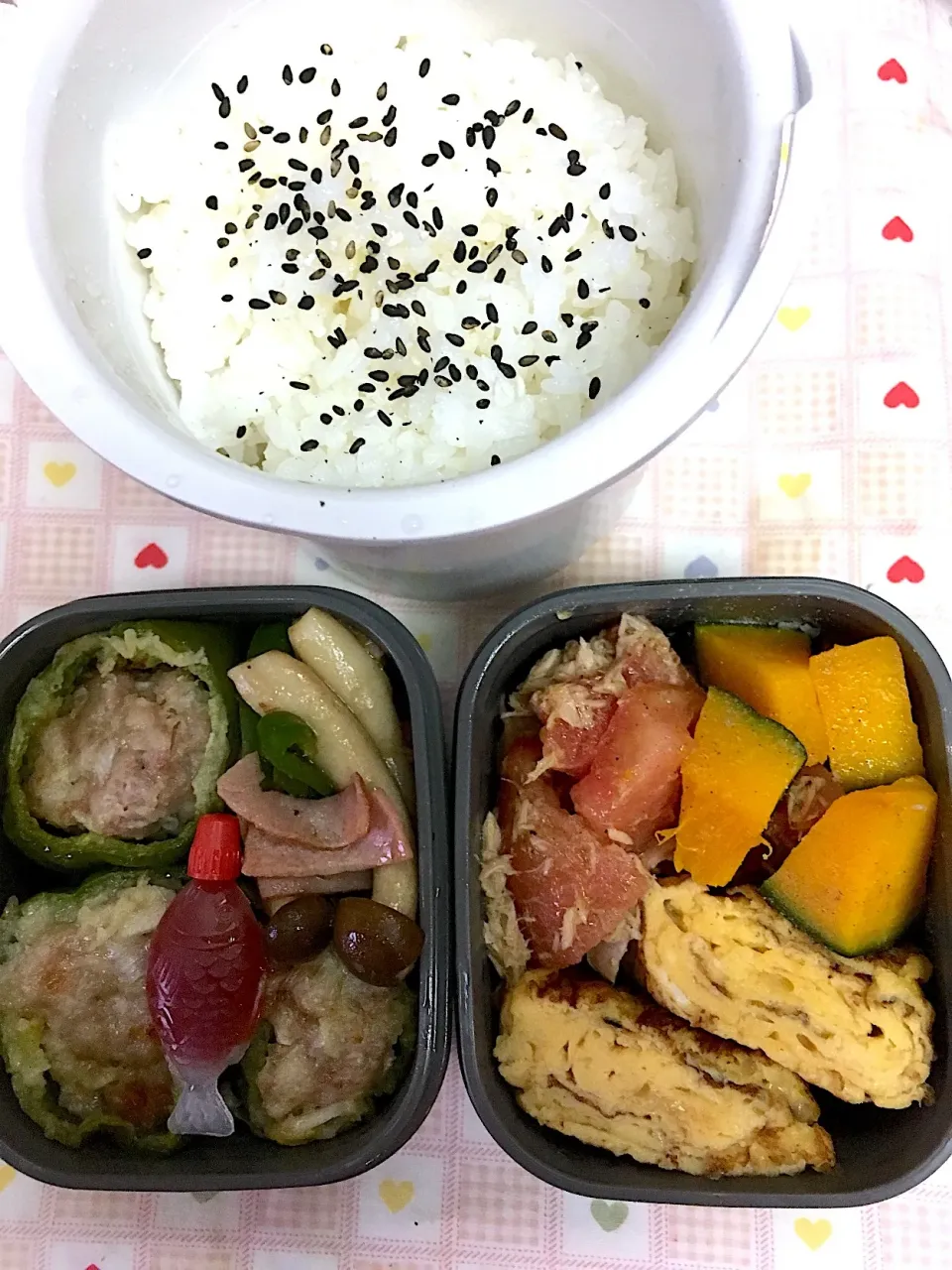 10月4日息子弁当 ピーマンの肉詰め チーズの卵焼き しめじピーマンハム炒め トマトツナサラダ|オリーブさん