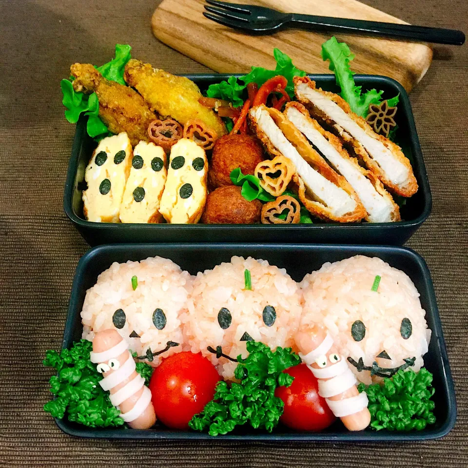 今日の息子のお弁当  朝お弁当持ちに気づく😵  バタバタとつくり完成度は低いですが 気持ちハロウィン弁当です🎃👻   #ちょこっとハロウィン弁当#40分弁当#ポークビッツ #ハンバーグ入れ忘れた#ケチャップライス#作り置きおかず#朝気づいて慌てる#運動会予備日もお弁当|りんりんさん