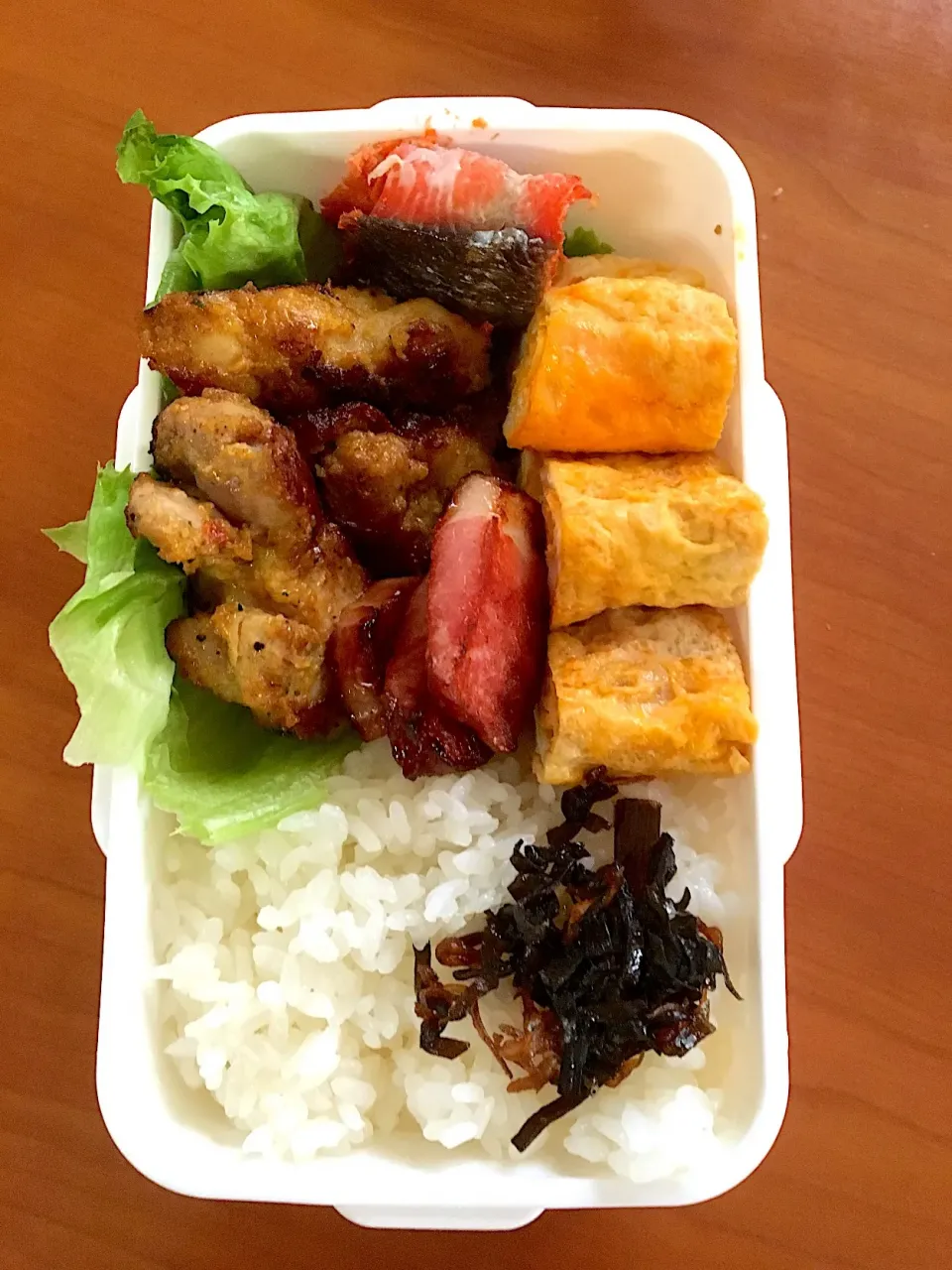 Snapdishの料理写真:10月4日  お嬢弁当🎶
鶏肉の香草カレー味  玉子焼き  焼ベーコン  紅鮭‼️|みゆさん