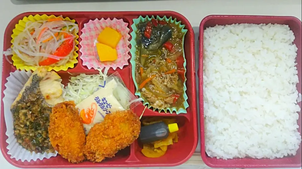 2017.10.04 今日の昼御飯(今日も玉子屋)

牛肉と秋野菜のオイスターソース炒め
・広島産カキフライ*2
　小袋タルタルソース添え
・ホキのソテー和風オニオンソース
・春雨サラダ
・黄桃
・千切キャベツ
－－－－－－－－－－－－－－－－－
ライスのカロリー340kcal
おかずのカロリー457kcal|津田 健次 Kenji Tsudaさん