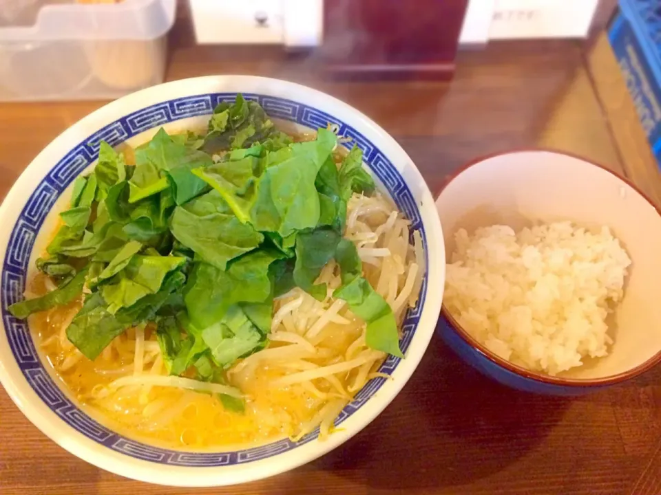 味噌ラーメン(ほうれん草、野菜増し、ショウガ)＋ライス
@麺や神楽|morimi32さん