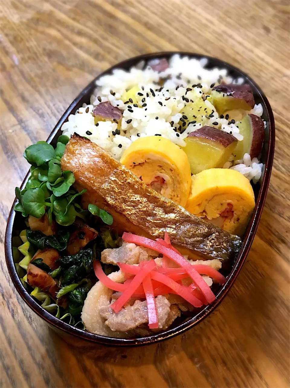 今日のお弁当
・さつまいも御飯
・塩シャケ
・カニカマ入だし巻き
・豚生姜焼き
・ベーコンほうれん草|akiさん