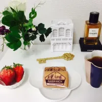 Snapdishの料理写真:いちごとレーズンサンドの朝ごはん🍓
コーヒーでしゃきっと(*^_^*)☕️

#朝ごはん
#レーズンサンド
#いちご
#コーヒー|lalalanさん