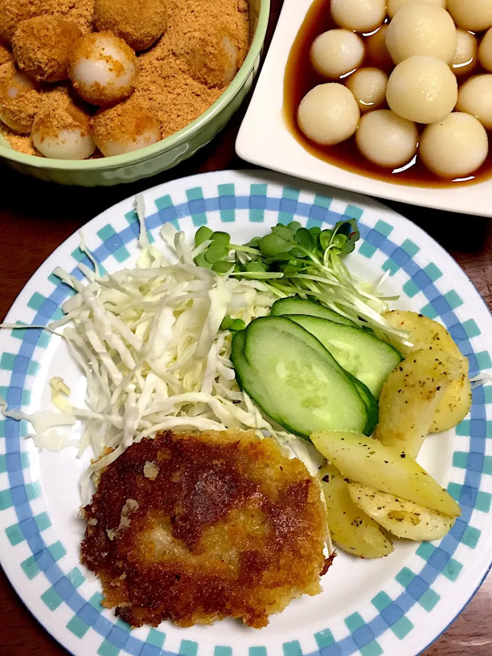 Snapdishの料理写真:豚ヒレ肉のパン粉焼き    
月見団子 きな粉とみたらし|掛谷節子さん