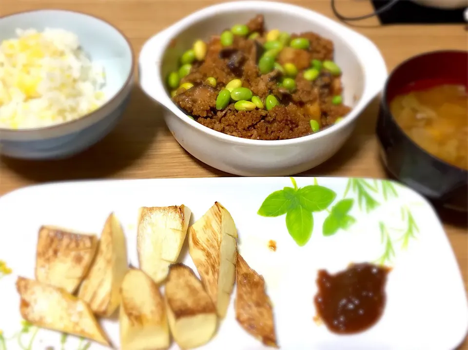 里芋と椎茸のアワそぼろ煮と枝豆和え、味噌汁、まこい竹の味噌、きびご飯

#つぶつぶ料理|ゆんみさん