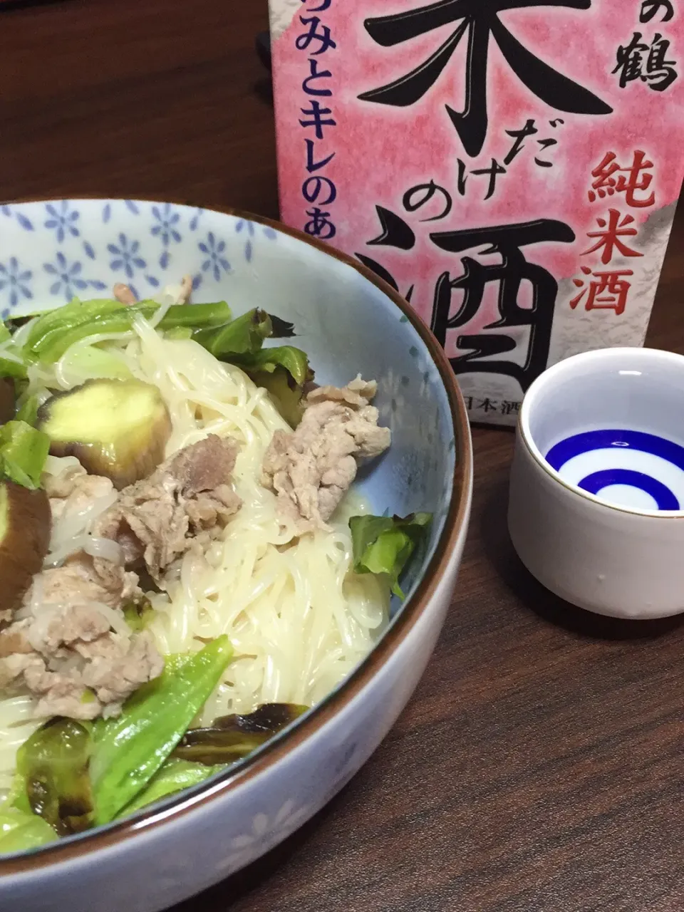 Snapdishの料理写真:なすキャベツ豚肉そうめん  と  米だけの酒！！！|ごはんーさん