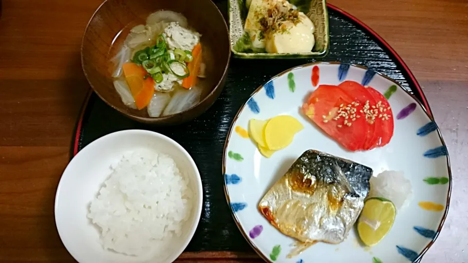 子供夜ご飯🍚焼き鯖、沢庵、トマト、鶏つみれ汁、玉子豆腐|アンジェさん