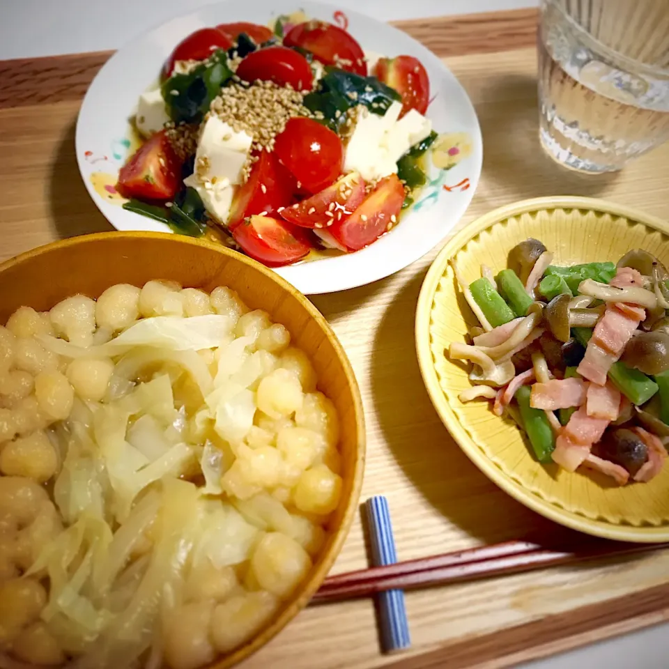 Snapdishの料理写真:天かすとキャベツと玉ねぎの味噌汁／トマトとワカメと豆腐のサラダ／しめじとインゲンとベーコンのソテー|mogwaiさん