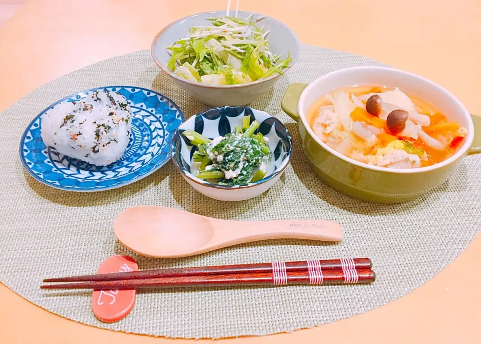 Snapdishの料理写真:#根菜肉団子のスープ#小松菜白和え#水菜とじゃこのサラダ#ひじきおにぎり#今日は健康的に|kona7さん