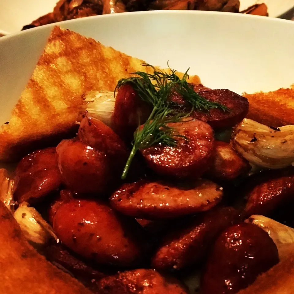 A little Spanish cooking plenty of Garlic a few herbs Chorizo Sausage in Garlic and Olive Oil  bread in Olive Oil.  Miss the Spanish islands #chefemanuel #homec|Emanuel Hayashiさん