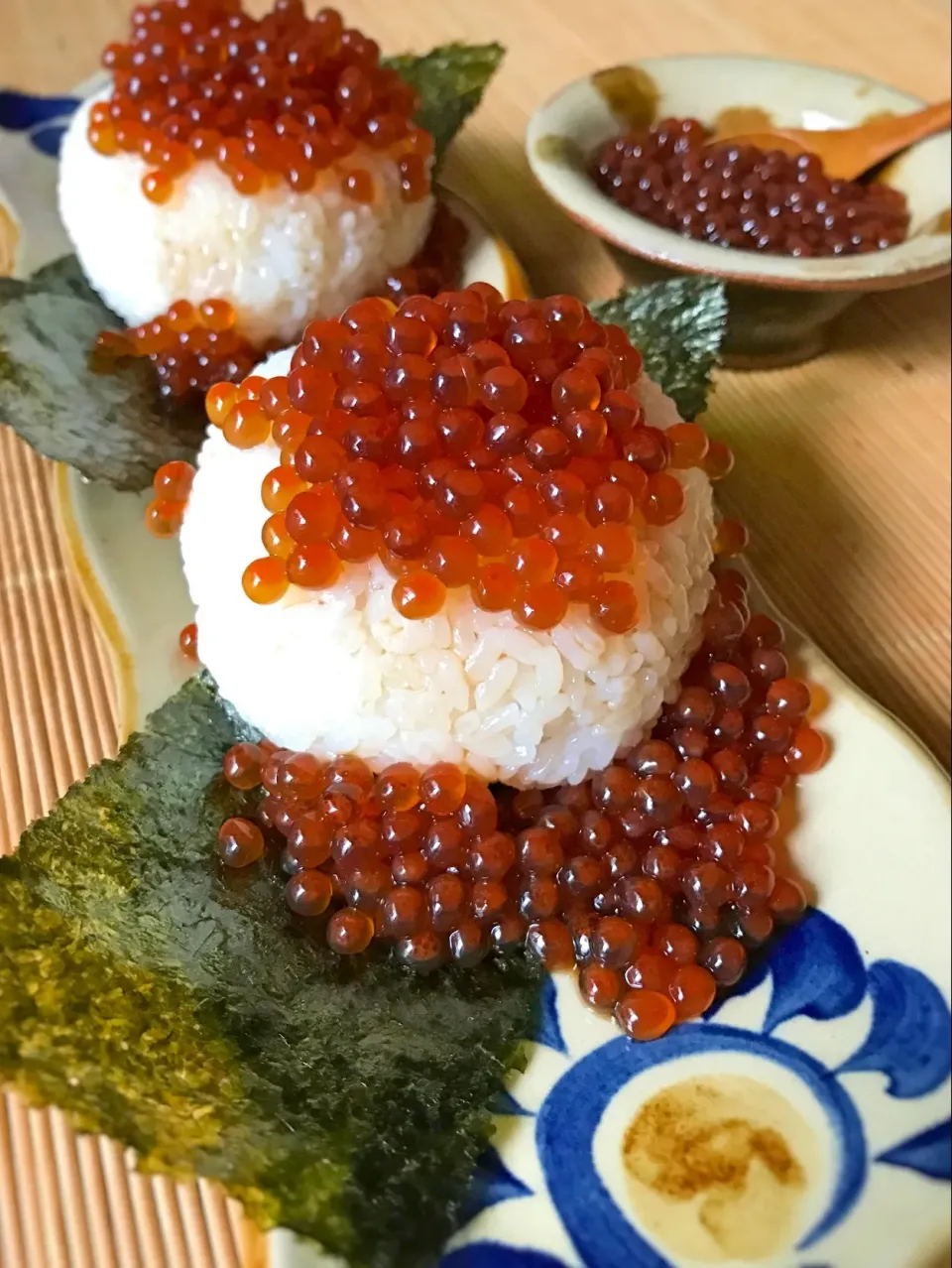 咲きちゃんの料理 イクラ漬けたよ〜*\(^o^)/*で、イクラこぼしおにぎり🍙|アッチさん