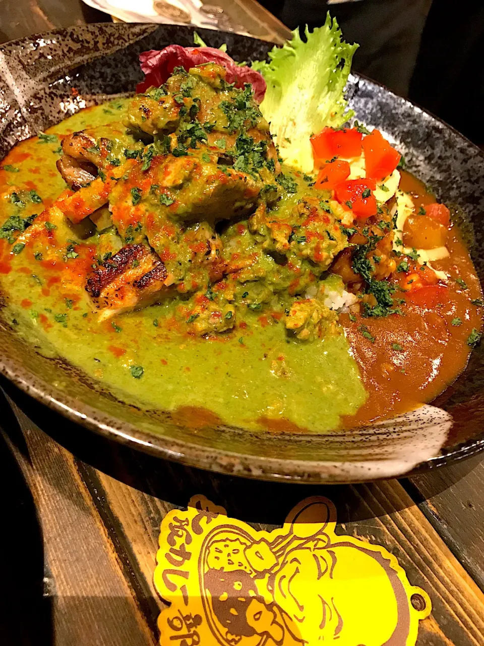 Snapdishの料理写真:Two Sam's Upの夜限定カレー
秋刀魚のグリーンとトマトのあいがけカレー|大阪カレー部長さん