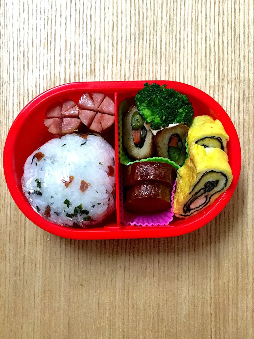 #ムスメ弁当 

野菜肉巻き、卵焼き、さつまいもの甘煮、ソーセージ、おにぎり|mossan＠OSAKAさん