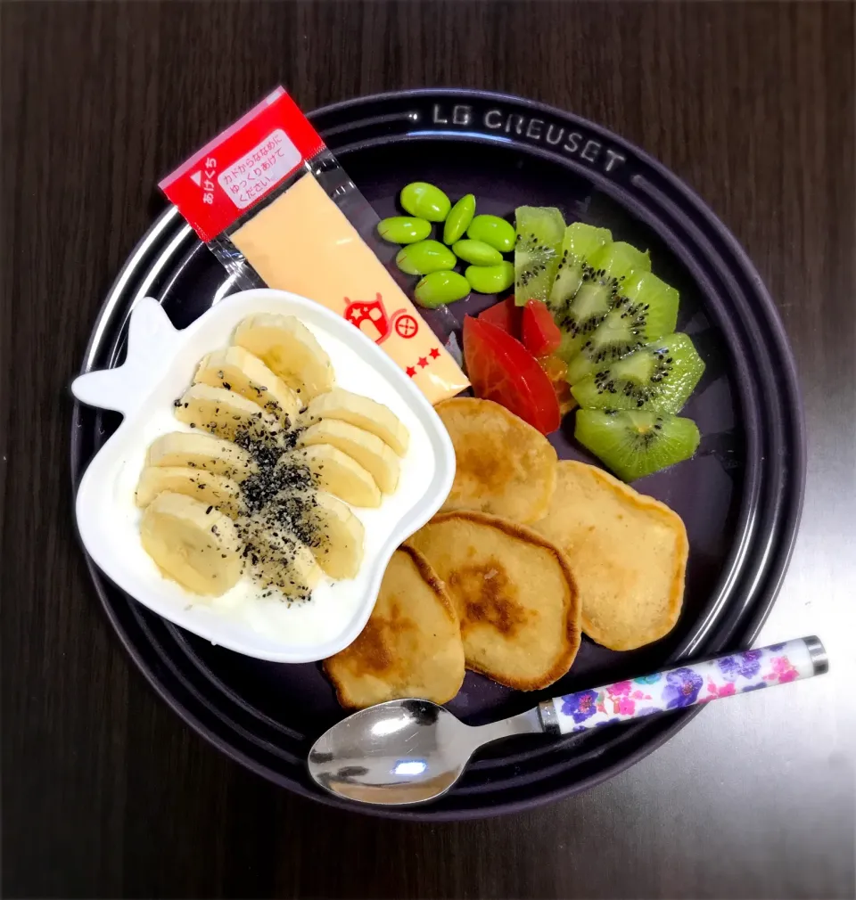 10/5❁息子離乳食 朝ごはん☀️
きな粉パンケーキ🥞
黒胡麻バナナヨーグルト🍌
トマト🍅
枝豆
1歳チーズトマト味
グリーンキュウイ🥝|つんさん