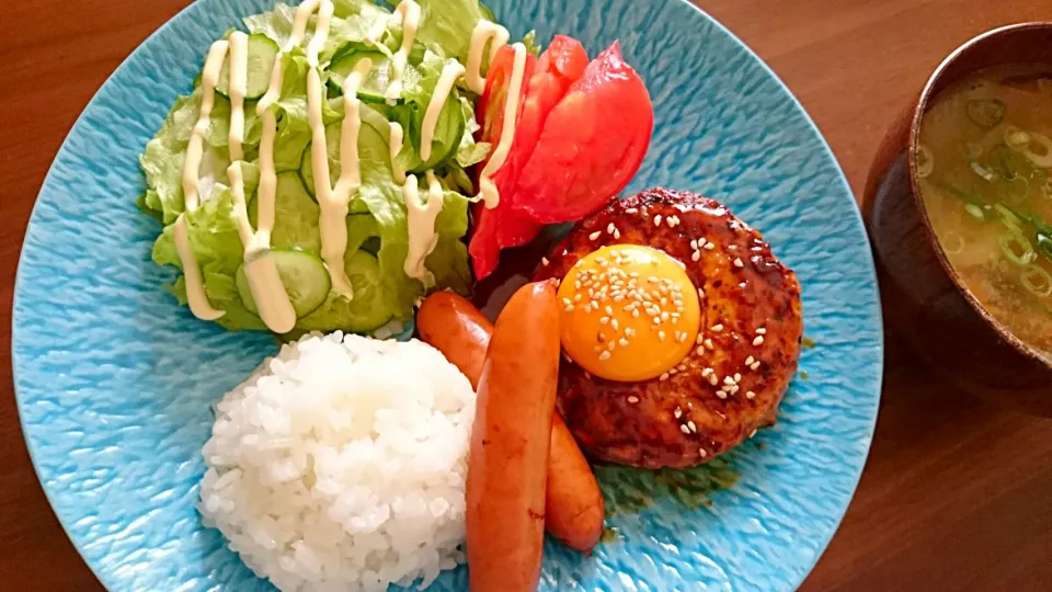 お昼ご飯🍚つくねバーグ、ウインナー、付け合わせサラダ、お味噌汁|アンジェさん