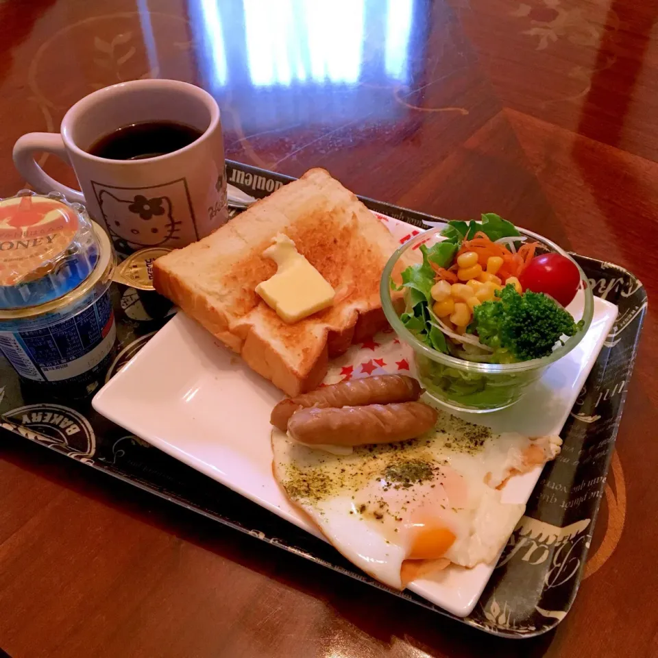 今日の朝ごパン(๑´ڡ`๑)バタートースト、目玉焼き、ウインナーソテー、サラダ、ホットコーヒー、ギリシャヨーグルト/今日も元気に行ってきまーす‼︎|mayumiさん