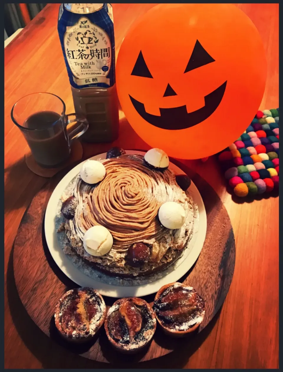 Snapdishの料理写真:ミルクティーと秋のタルトでハロウィン🎃 #モンブラン#タルト#栗#ケーキ|まどさん