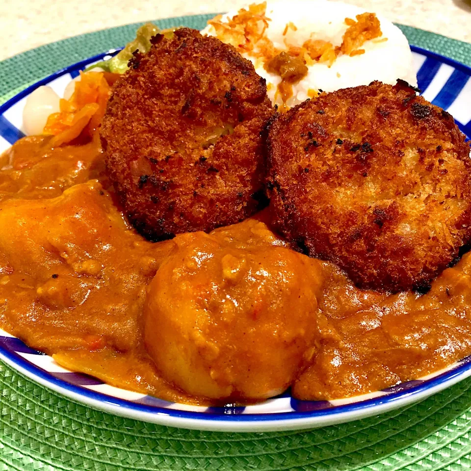 Snapdishの料理写真:キャベツメンチカツカレーライス🍛
withアボカドの🥑浅漬け|Mayumiさん