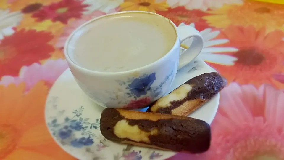 Snapdishの料理写真:Milk coffee with mini Madeleines 

#Madeleine
#Coffee|Najeskaさん