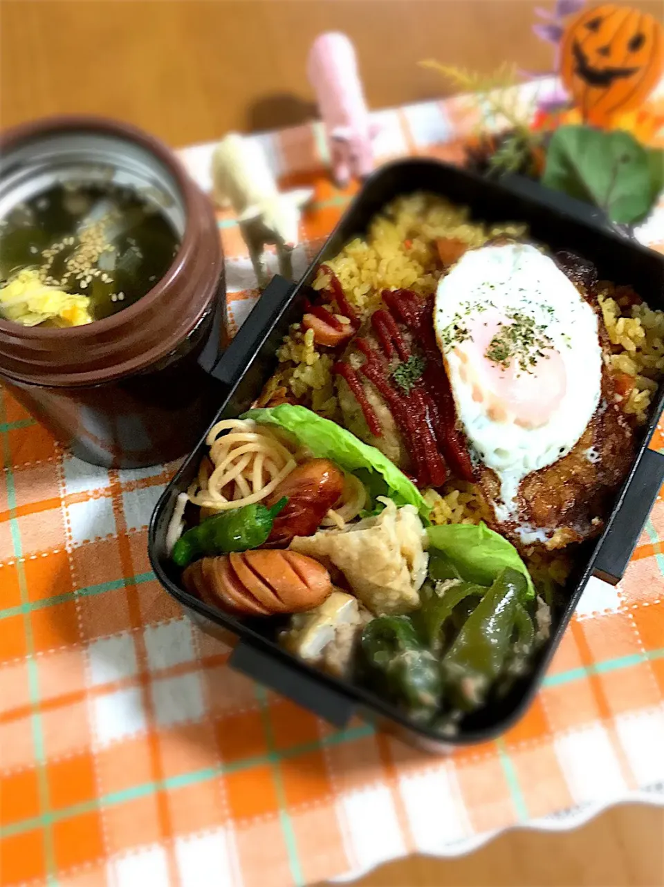 旦那ちゃん弁当🎶
カレーチャーハン
ハンバーグ
目玉焼き
タラコパスタ(チン)
無限ピーマン
ウイン
れんこん肉詰め天ぷら
ワカメ玉ねぎスープ|BooBooさん