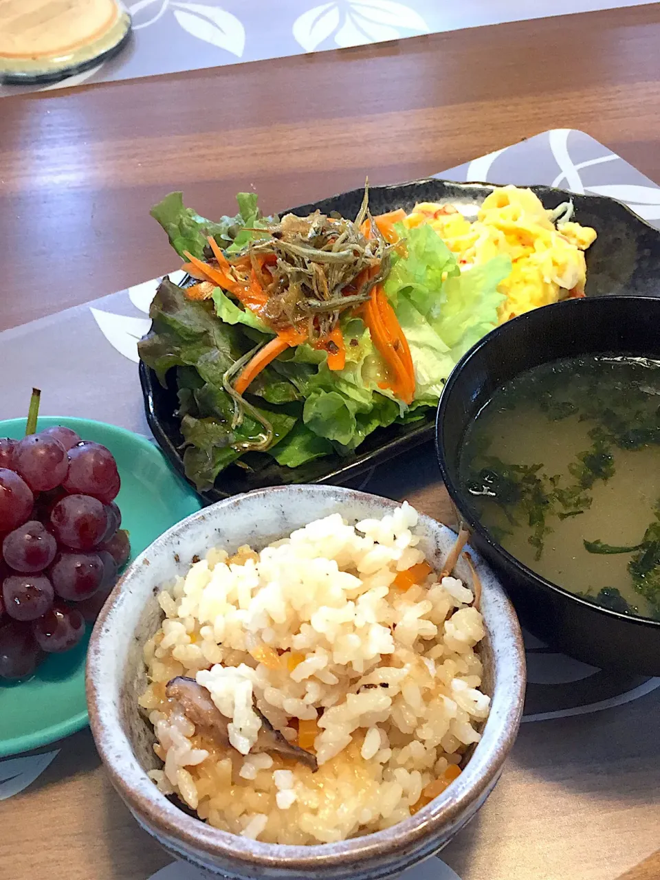 朝ごはん
キノコ炊き込みご飯、アオサの味噌汁、カニカマ入りたまご、サニーレタス、人参酢漬け、小女子ごま油、デラウェア|かよちゃんさん