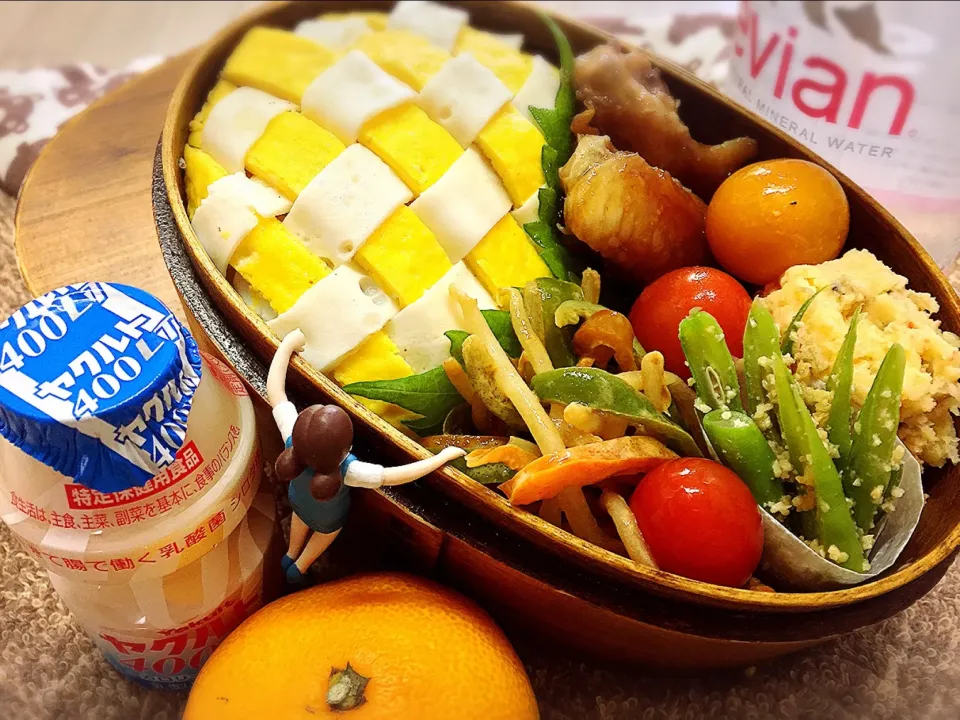 ペッパーポーク🐽とコーン🌽の混ぜ込みピラフの編み込みオムライス&鶏手羽中のマーマーレード照り焼き&ピーマンともやしのシラチャーマヨ炒め&きんぴら明太ポテサラ&インゲンのピーナッツ和え🥜&プチトマト🍅&みかん🍊のダーリンお弁当♪  #弁当 #フチ子 #満月🌕|桃実さん