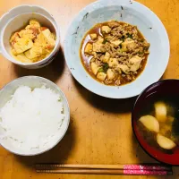 Snapdishの料理写真:・麻婆豆腐 ・トマトと豆腐の卵炒め|あーさんさん