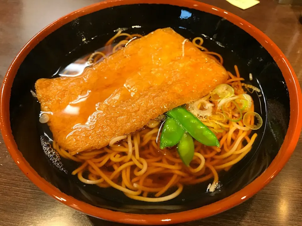 東京駅ホーム唯一の蕎麦屋さんでキツネ蕎麦（関東呼称）を昼食とする。出汁の色は関西とあまり変わらない印象だけど、甘めの出汁なのね🍀|にゃあ（芸名）さん