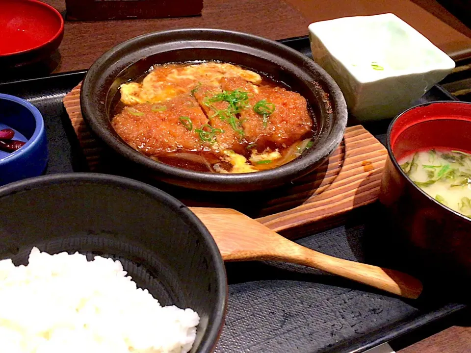 豚ロースカツの卵とじ定食を頂きました。|momongatomoさん